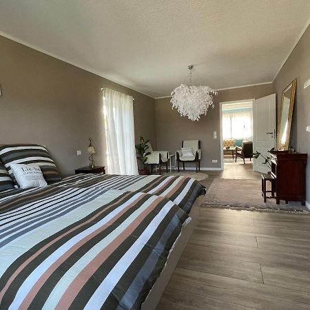 2-Zi Wohnung Mit Kingsize-Bett Und Privatem Parkplatz Ostrohe エクステリア 写真