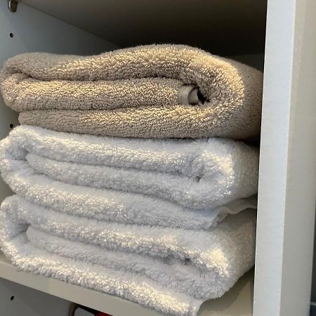 2-Zi Wohnung Mit Kingsize-Bett Und Privatem Parkplatz Ostrohe エクステリア 写真