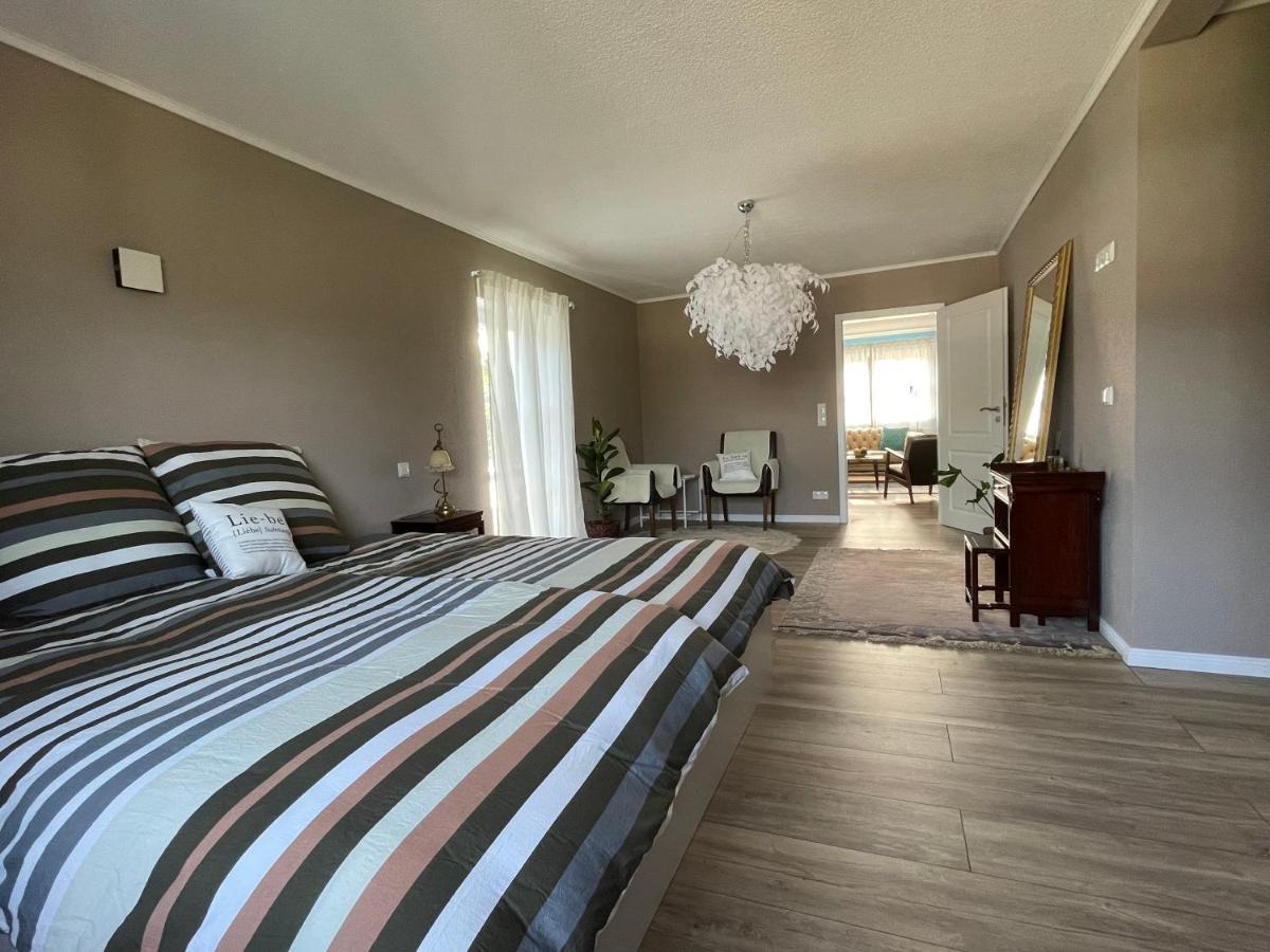 2-Zi Wohnung Mit Kingsize-Bett Und Privatem Parkplatz Ostrohe エクステリア 写真