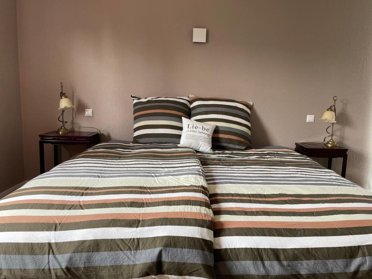 2-Zi Wohnung Mit Kingsize-Bett Und Privatem Parkplatz Ostrohe エクステリア 写真