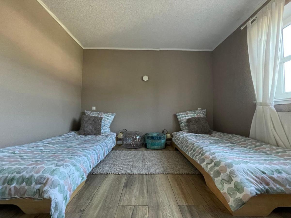 2-Zi Wohnung Mit Kingsize-Bett Und Privatem Parkplatz Ostrohe エクステリア 写真