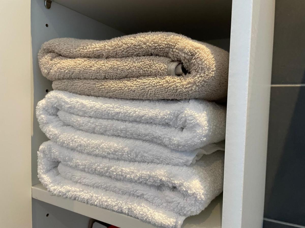 2-Zi Wohnung Mit Kingsize-Bett Und Privatem Parkplatz Ostrohe エクステリア 写真
